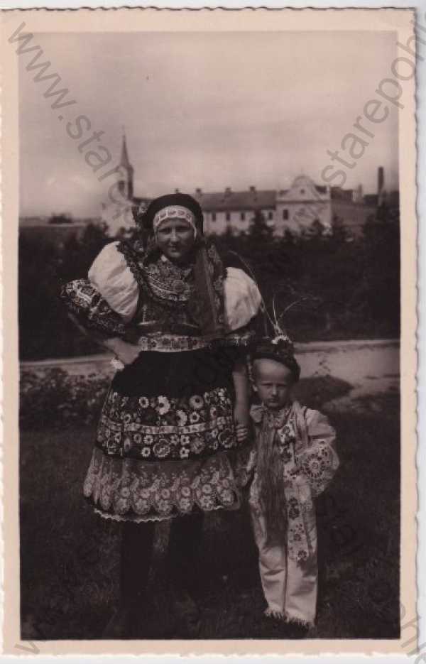 - Moravské nárovní kroje - Svatobořice - Kyjov, žena s chlapcem, fotografie, foto J.Švec