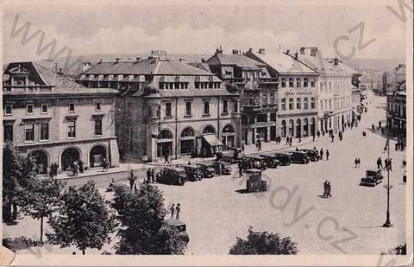 - Uherské Hradiště, ulice, náměstí, automobil, obchody, hotel