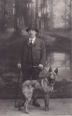  - portrét, muž se psem, ateliérová fotografie