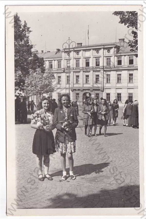  - Čáslav - květen 1945 - dívky s květinami