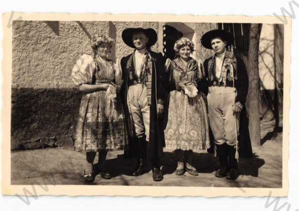  - České národní kroje, Chodsko, ženich s nevěstou, družička s družbou, foto J.Švec