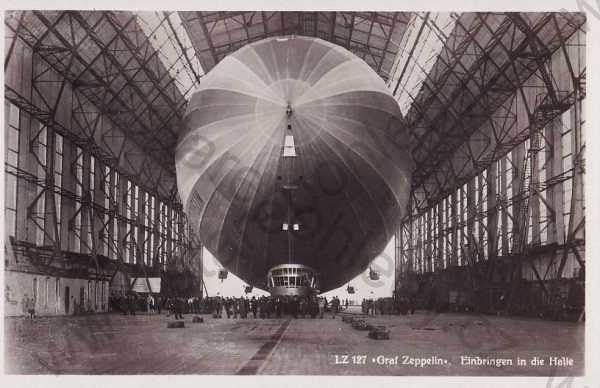  - Vzducholoď Graf Zeppelin v hangáru