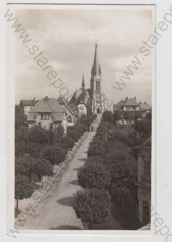  - Vítkov (Wigstadtl) - Opava, pohled ulicí, kostel