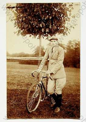  - Cyklistika - muž s bicyklem, portrét, soukromé foto