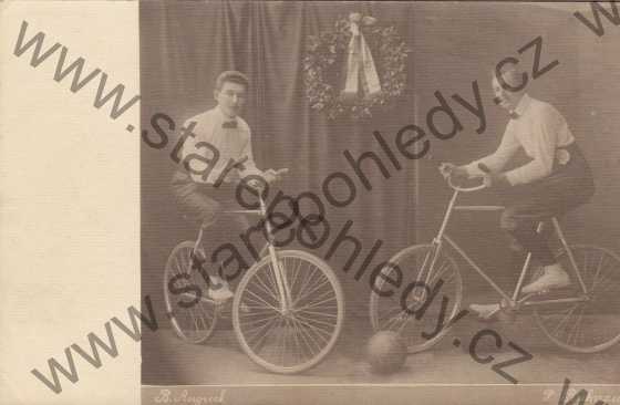 - RRR - KOLOVÁ - Dva muži na kolech hrají olovou 
