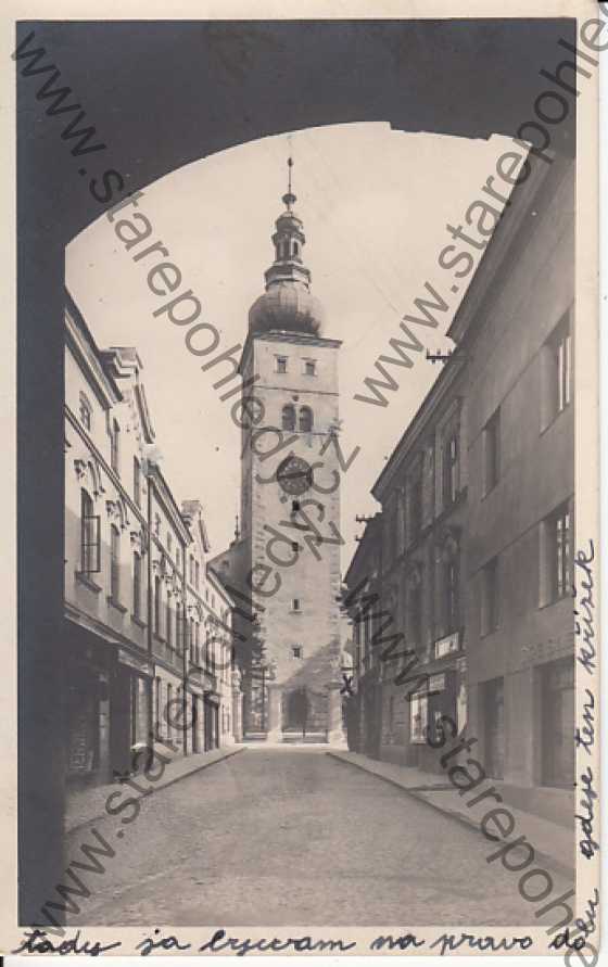  - Freiberg, Příbor, ulice s kostelem, pohled z podloubí