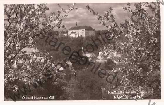  - Náměšť nad Oslavou, pohled skrz rozkvetlé stromy, Namiest an der Osl.