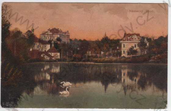  - Německý Brod, pohled na domy přes jezero s labutěmi, barevná