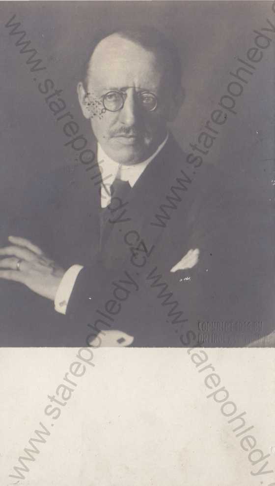  - Portrét muže s brýlemi, černobílá, foto: Drtikol F.