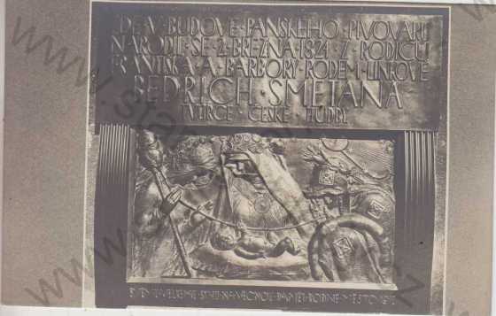  - Reliéf s nápisem a náboženským obrazem věnovaný Bedřichu Smetanovi
