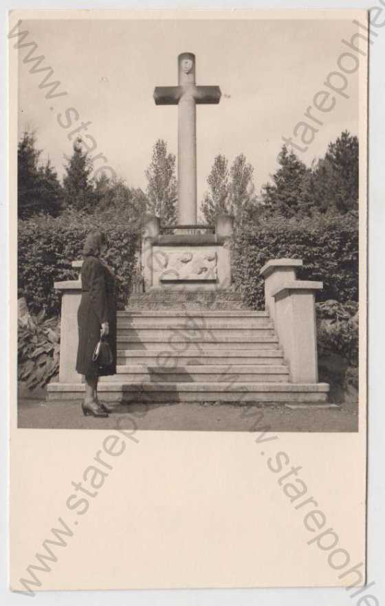  - Pomník (na zadní straně razítko: München 25. / 26. 7. 1953, Heimatkreistreffen Leitmeritz, Der Heimat die Treue)