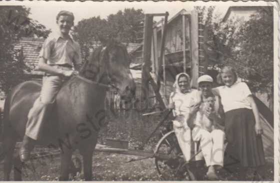  - Skupinový portrét, chlapec na koni, ostatní s kotětem
