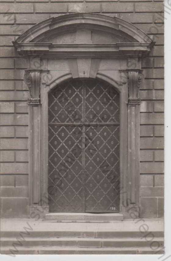  - Praha 1, Staré Město, portál kostela sv. Františka u Křížovníků (klášter Křížovníků)