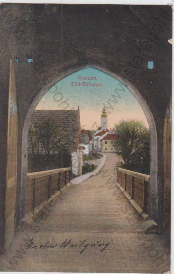  - Nové Hrady (Gratzen, Süd- Böhmen)- brána, most, v pozadí kostel, kolorovaná