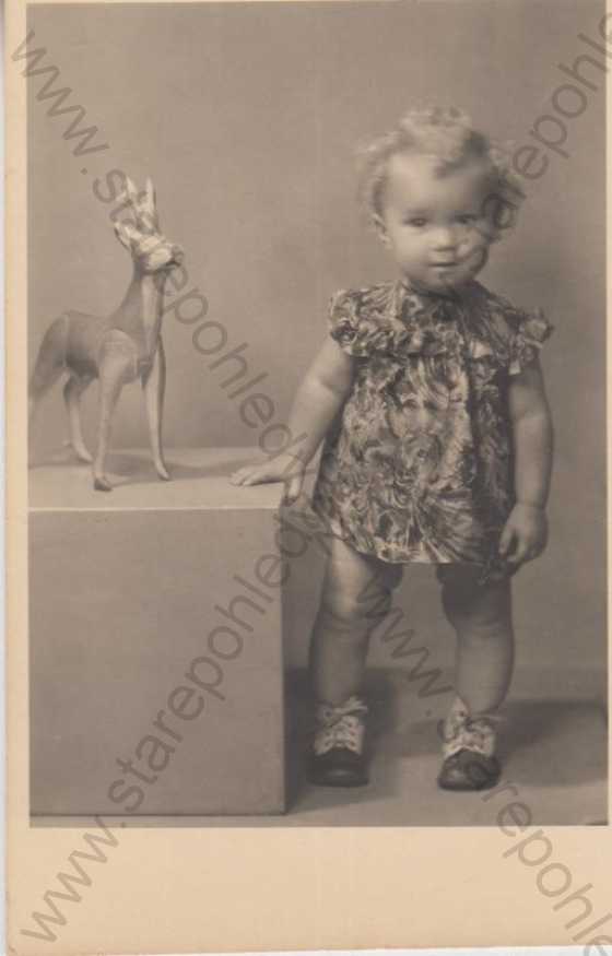  - Děti - fotografie, portrét, holčička - soška jelena