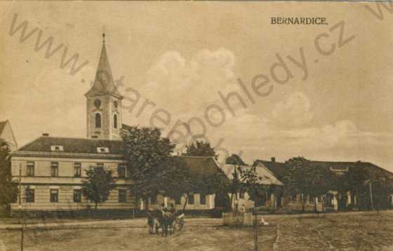  - Bernardice- kostel, část náměstí