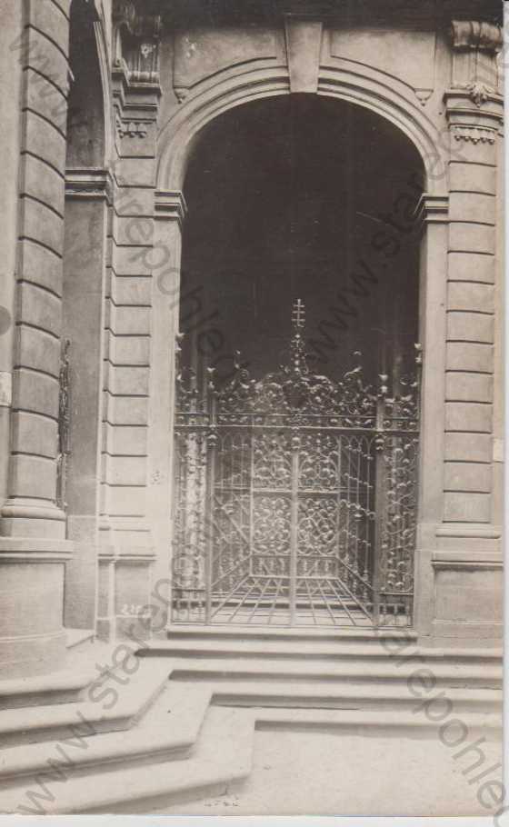  - Portál vlašské kaple v Karlově ulici