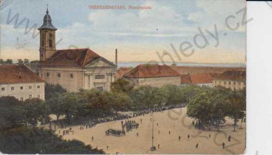  - Terezín (Theresienstadt), náměstí, kostel, vojáci, kolorovaná