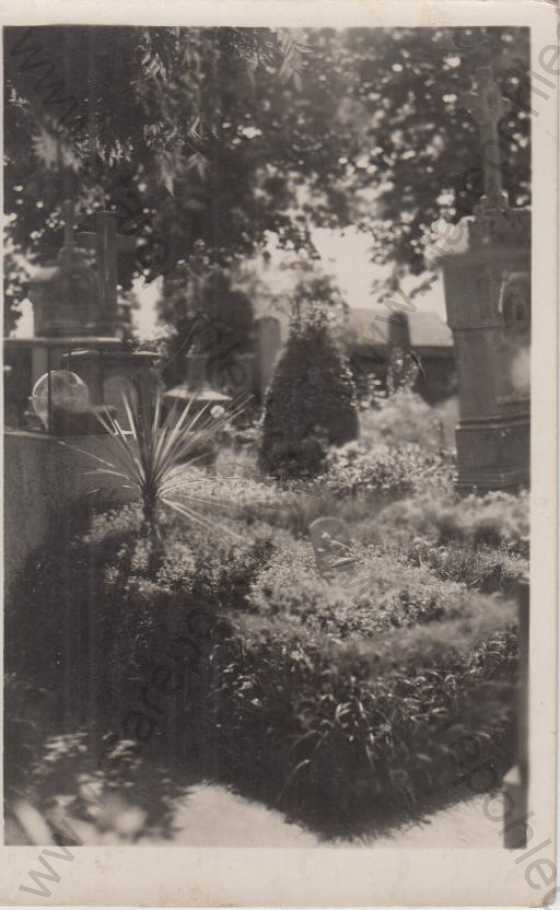  - Lány, hrob T G. Masaryka a jeho ženy Charloty