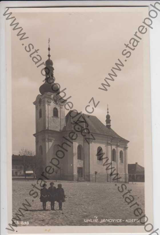  - Uhlířské Janovice, kostel, v popředí trojice dětí