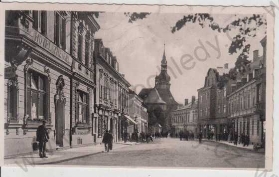  - Sokolov (Falkenau), záběr ulice, hotel