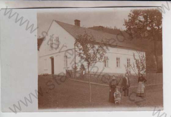  - Karlovice (Alt Karlsthal), rodinný dům - společná fotografie