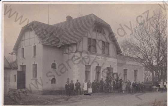  - Poděbrady(dle známky),skupinová fotografie před hostincem Heinricha Dannera