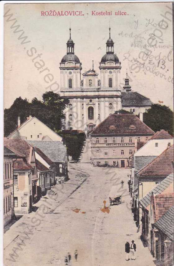  - Rožďalovice,celkový záběr na Kostelní ulici a kostel, kolorovaná