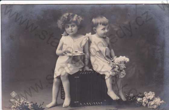  - Děti, foto dvou dětí v košilkách s květinami