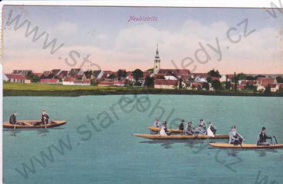  - Nová Bystřice (Jižní Čechy), pohled na město, rybník, lidé na loďkách, kresba