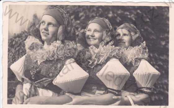  - Dívky z Hané v krojích, foto J.Švec