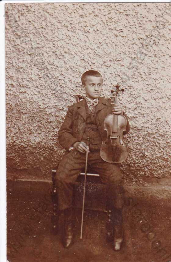  - Chlapec s houslemi