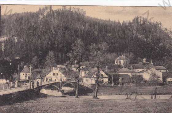  - Dolní Vikštejn, část obce a hrad, foto Karl R.Muhr