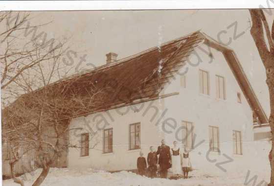  - Poběžovice(Domažlice, dle původního majitele), lidé před domem