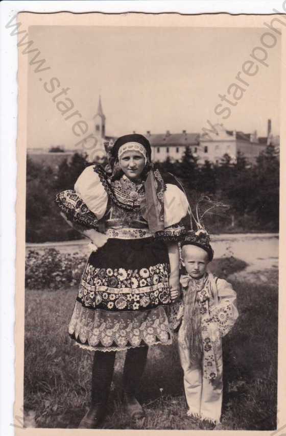  - Žena a chlapec v moravském národ.kroji-Svatobořice u Kyjova, foto J.Švec