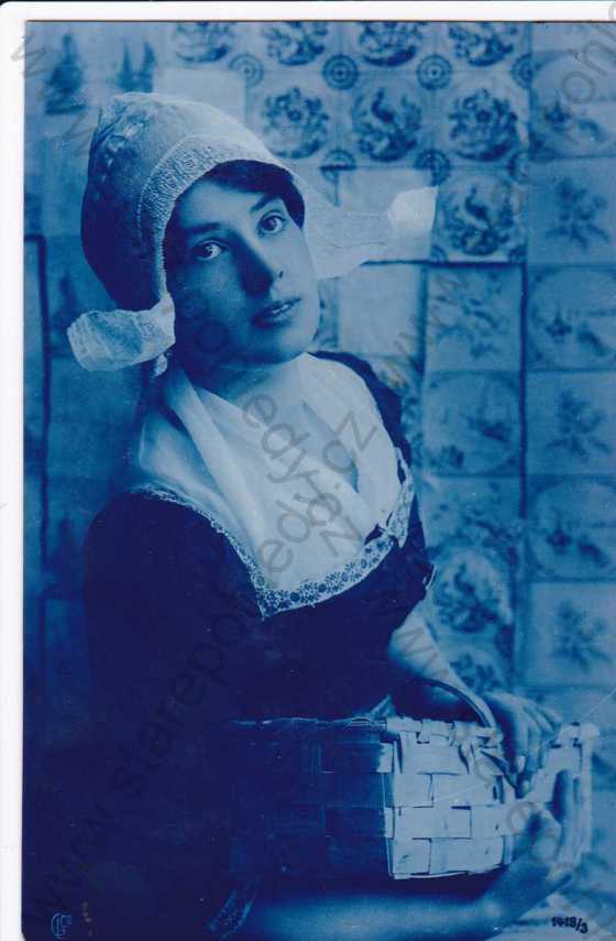  - Foto-žena s čepečkem, tónovaná modrá