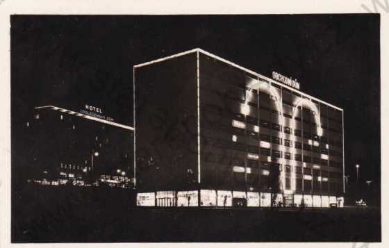  - Zlín, hotel a obchodní dům v noci, foto Bittner
