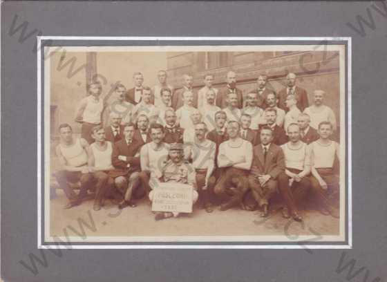  - Skupinová fotografie cvičenců Sokola z Karlínské jednoty r.1915, fotografie nalepena na tvrdé podložce, 9,5x14,5cm, na zadní straně seznam jmen cvičenců