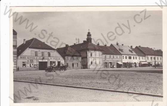  - Uhlířské Janovice, náměstí, hotel, automobily, Grafo Čuda Holice