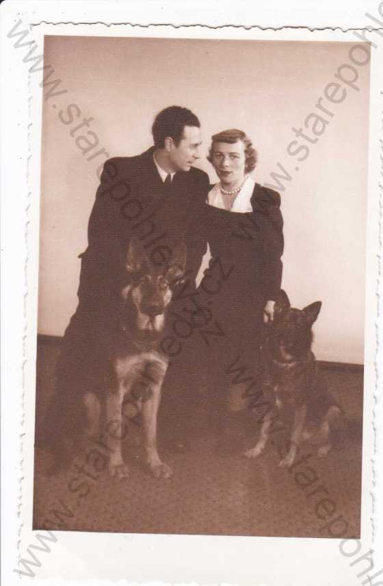  - Muž a žena se psy, fotografie 13,5x8,5cm
