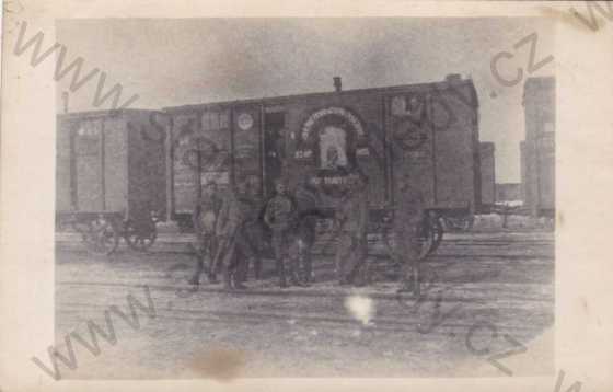  - Legionáři u železnič.vagónu, fotografie 13,5x9cm