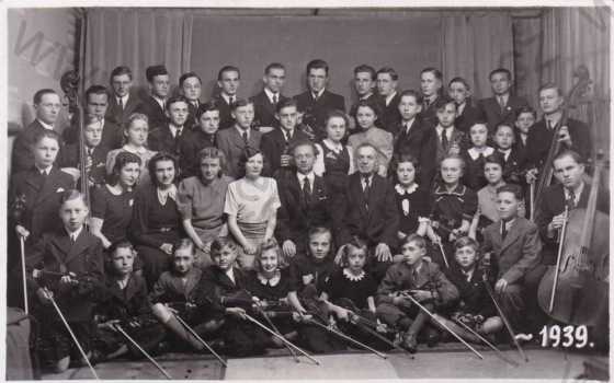  - Plzeň, skupinový portrét, hudebníci, r.1939, slepotisk, foto Karlíček a Reichl