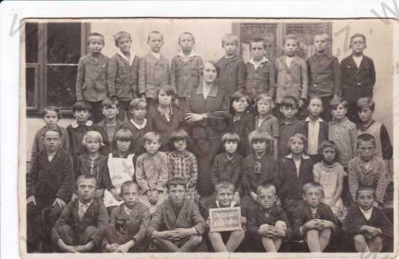  - Vejprnice, (dle majitele pohledu), skupinový portrét, žáci a učitelka, r.1929