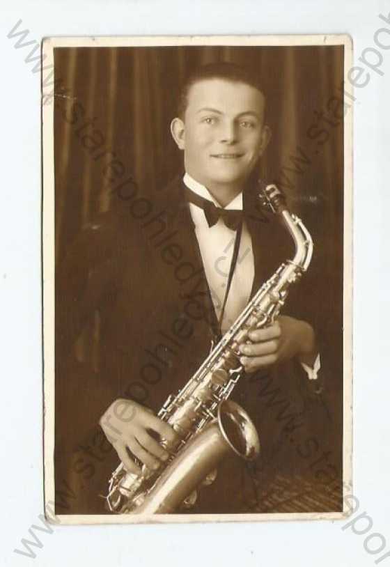  - Zlín portrét muž se saxofonem foto F. Hrůza