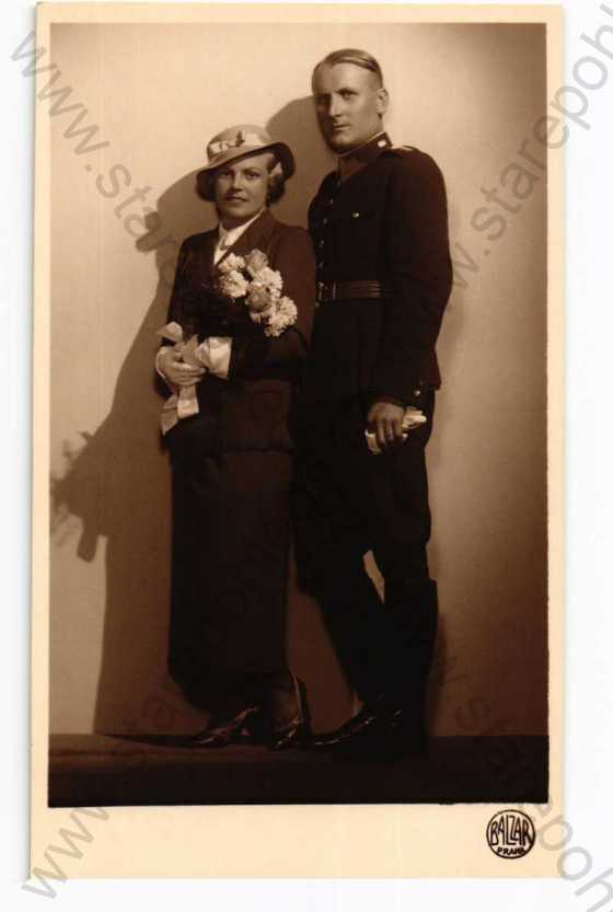  - Milostné páry muž v uniformě a žena s květinou Balzar Praha