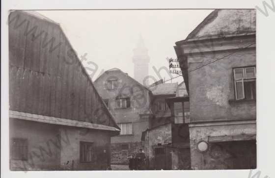  - Štramberk - v pozadí válcová strážní věž hradu Štramberk