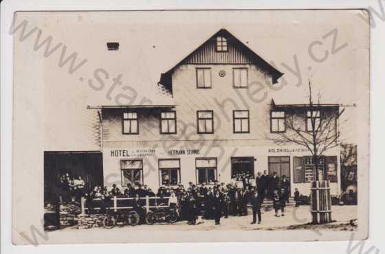  - Hůrka (Sommerfische Hurkental) - Šumava - Hotel U jezera Laka, Hermann Schmid, koloniál, motocykl, shromáždění lidí, zaniklé, foto Wolf 