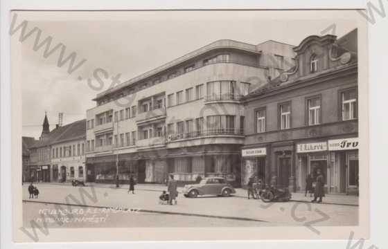  - Nymburk (Neuenberg) - náměstí, auto, obchod, dětský kočárek, motocykl