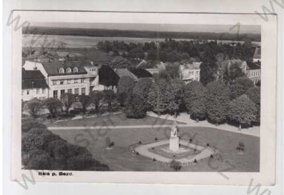  - Bělá pod Bezdězem (Mladá Boleslav), park, socha, částečný záběr města