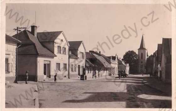  - Horní Jelení (Pardubice), kostel, pohled ulicí, Grafo Čuda Holice